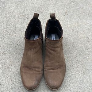 Lightly worn Steve Madden Chelsea boots tan